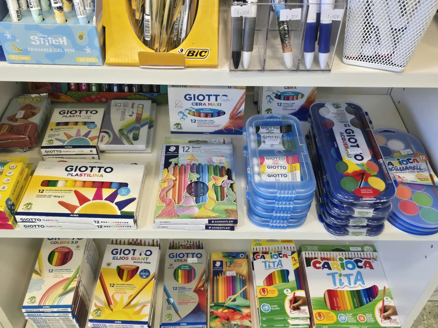 Caixas de plasticina, lápis de cera, aguarelas e lápis de cor de várias marcas expostas na loja