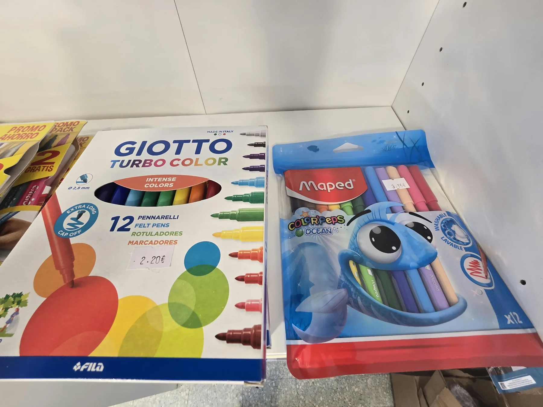 Embalagens de canetas de feltro coloridas numa prateleira